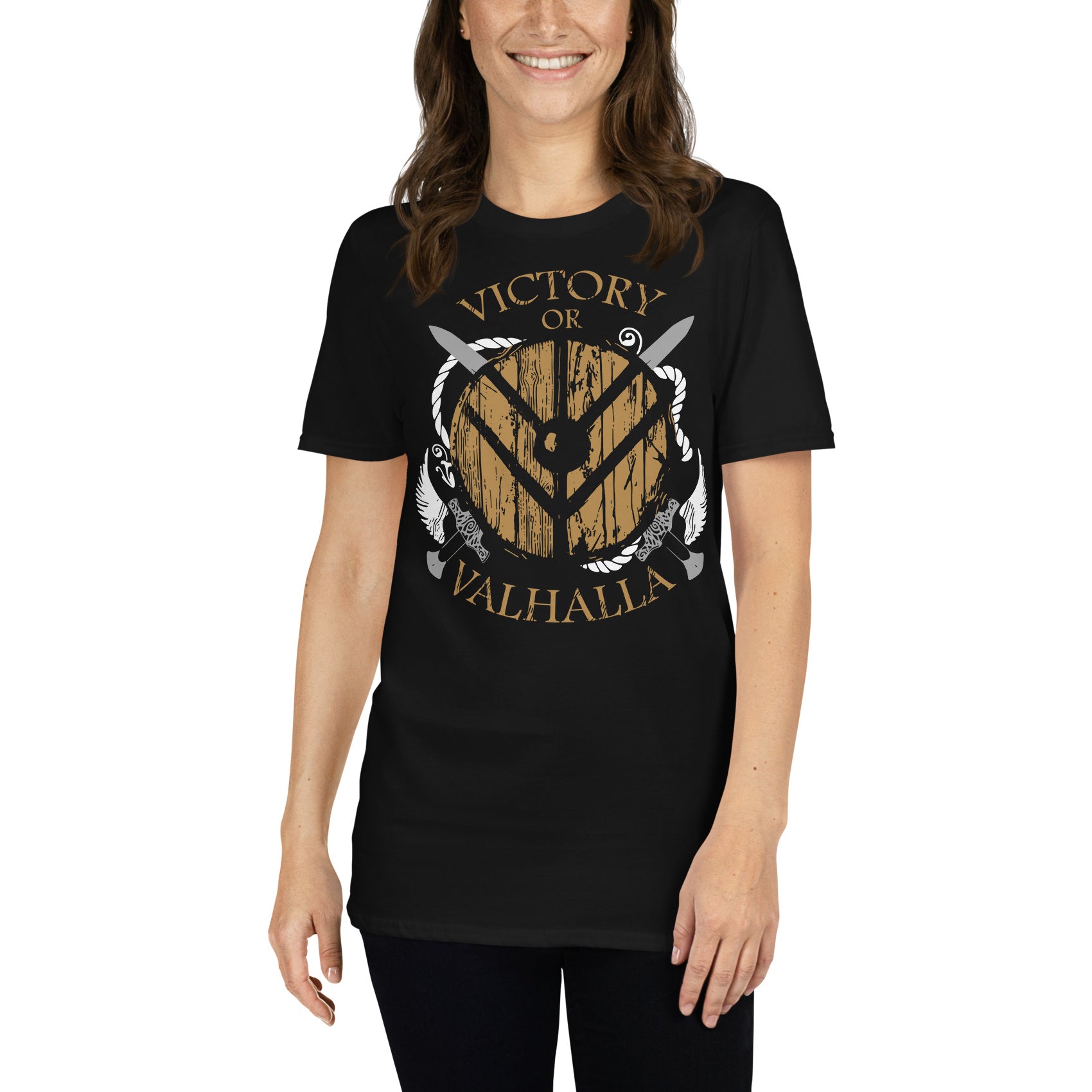 mujer con camiseta victory or valhalla vikingo negra