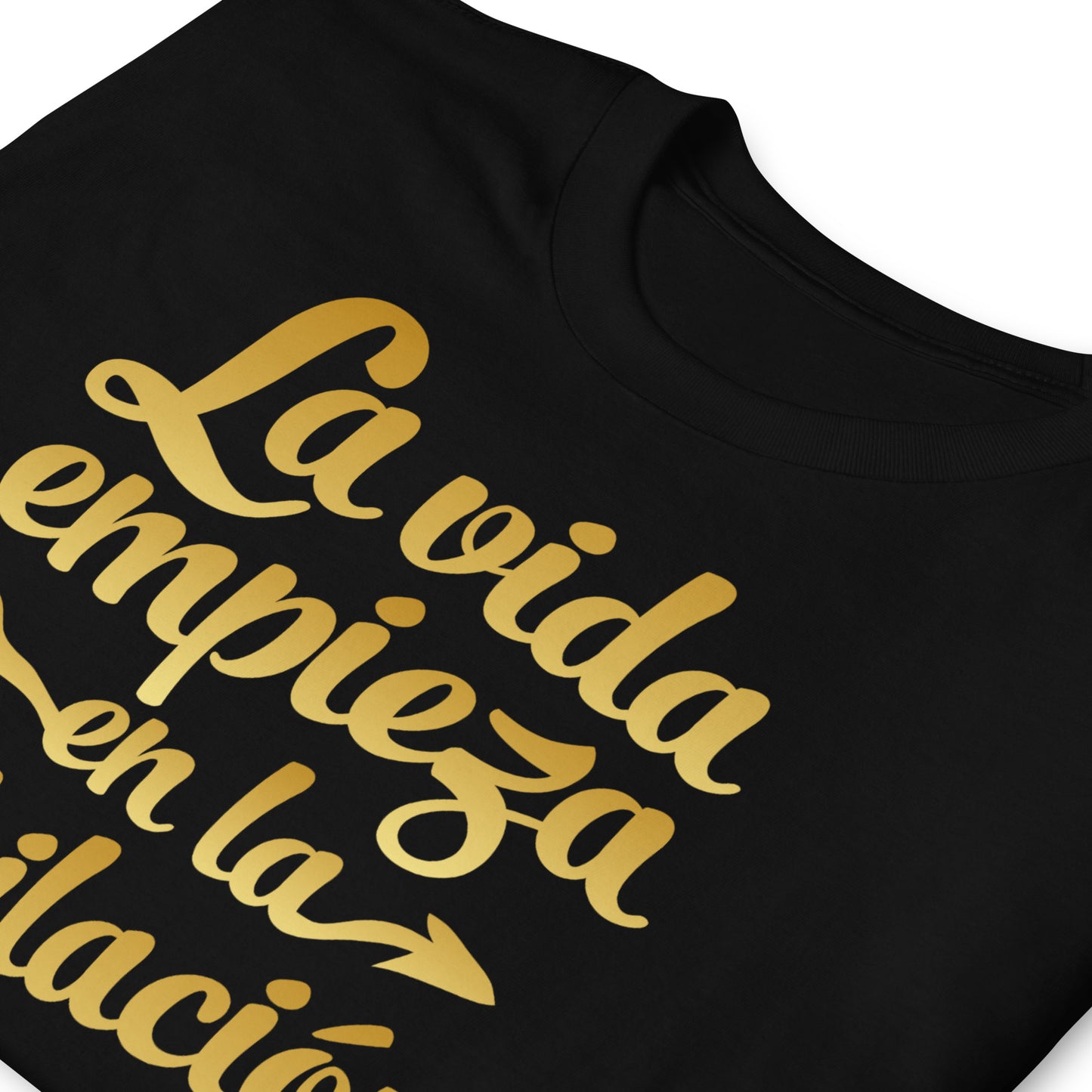 detalle de camiseta la vida empieza en la jubilacion negra