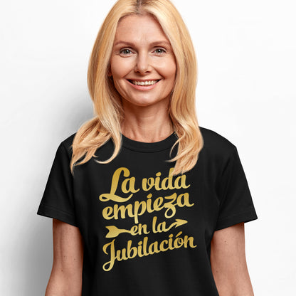 mujer con camiseta la vida empieza en la jubilacion negra