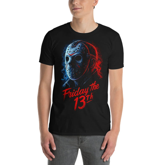 Hombre con camiseta negra inspirada en Jason de Viernes 13 con máscara de hockey