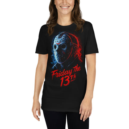 Mujer con camiseta negra inspirada en Jason de Viernes 13 con máscara de hockey