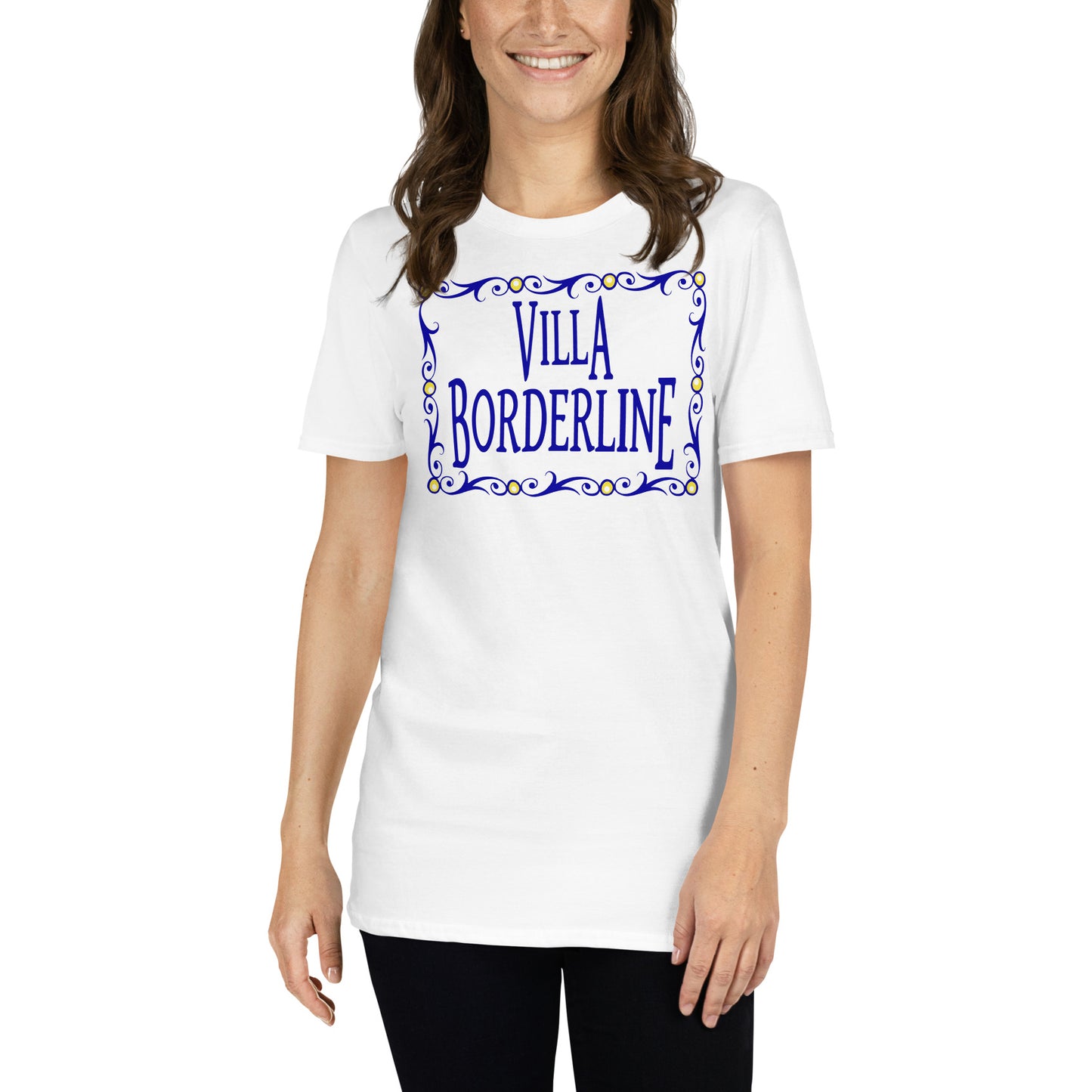 mujer con camiseta villa borderline blanca