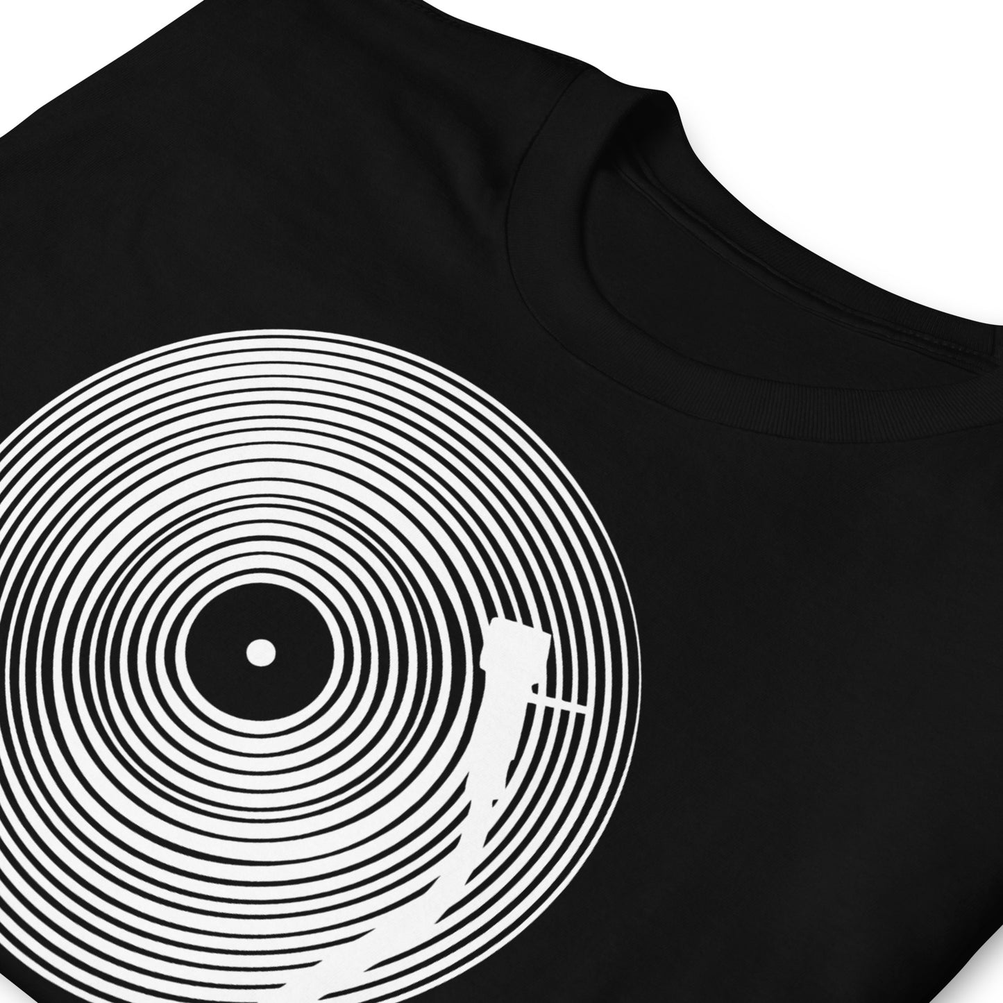 detalle de camiseta vinilo minimalista plato dj negra