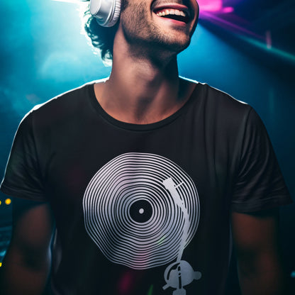 hombre con camiseta vinilo minimalista plato dj negra