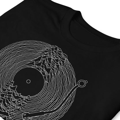 detalle de camiseta vinilo senal pulsar unknown pleasures negra
