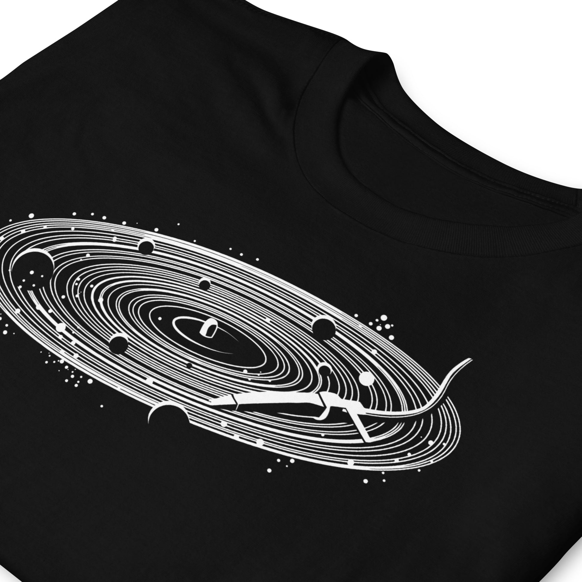 detalle de camiseta vinyl space dj deejay disco vinilo en color negro