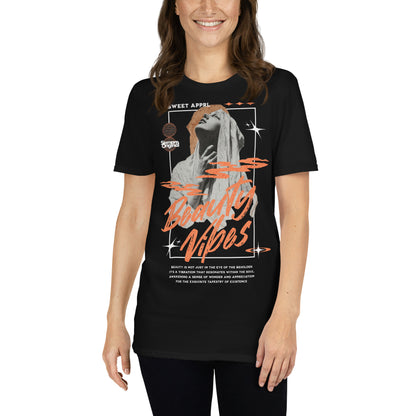 mujer con camiseta virgen maria arte clasico negra