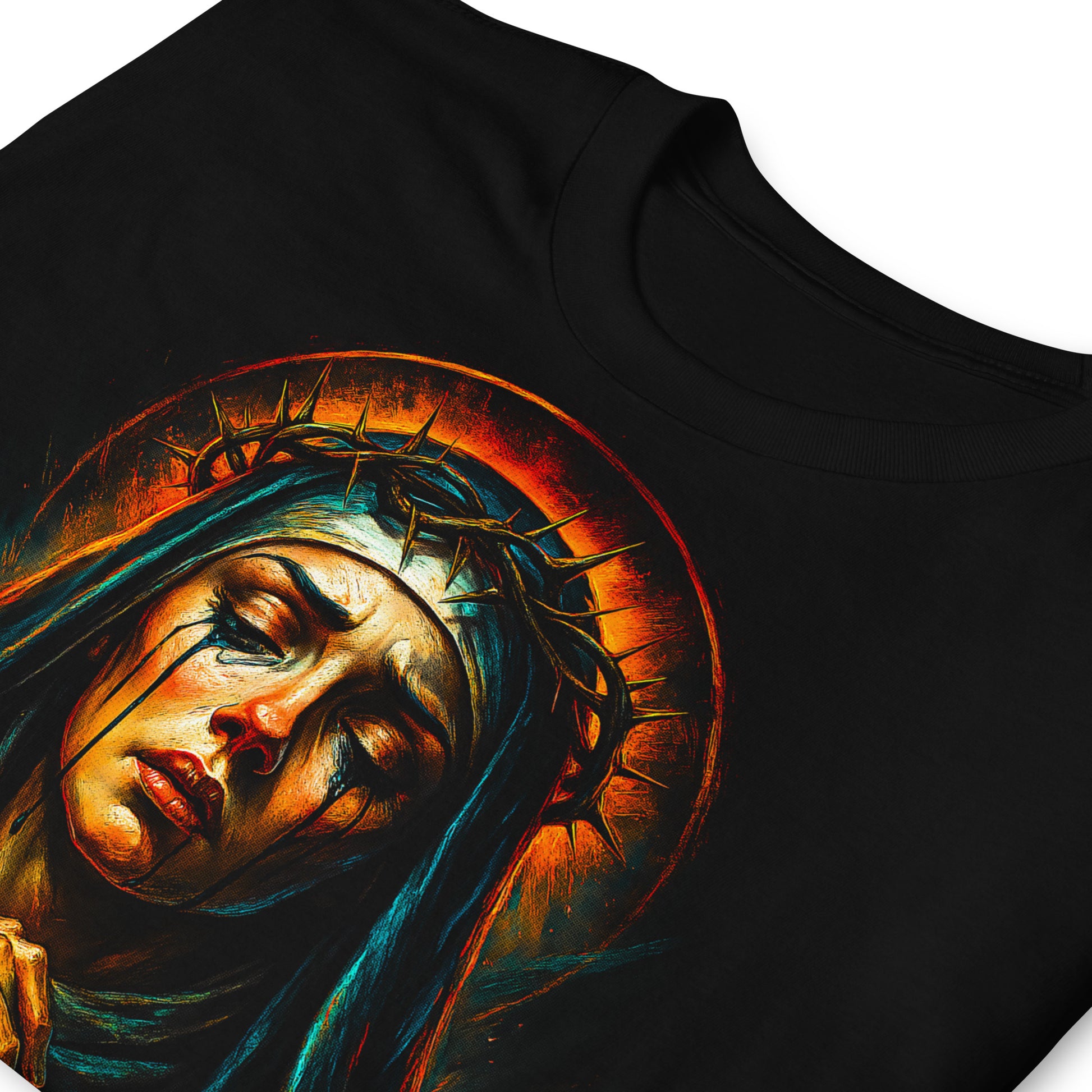 detalle de camiseta virgen maria corona de lagrimas en color negro