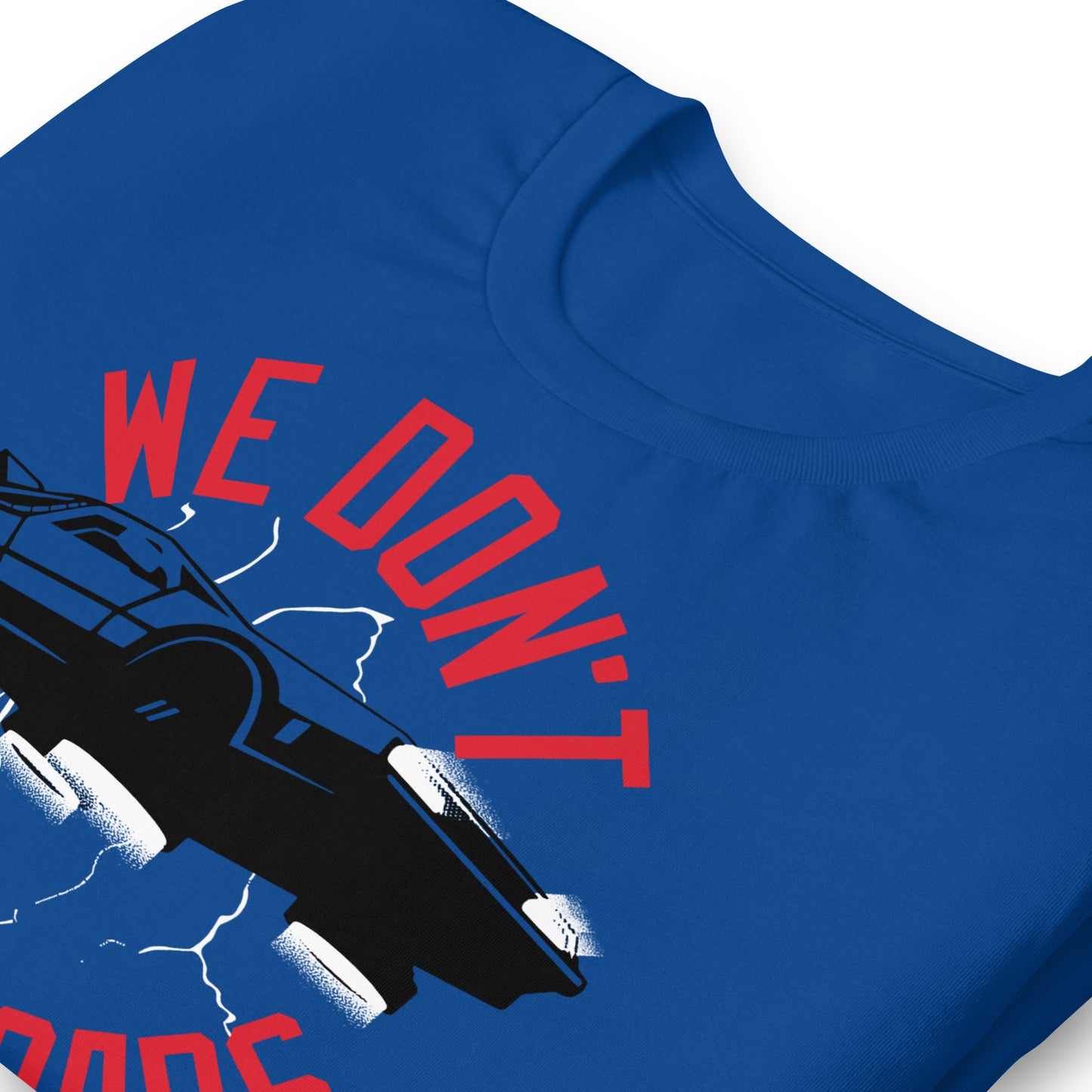 detalle de camiseta we dont need roads delorean azul royal