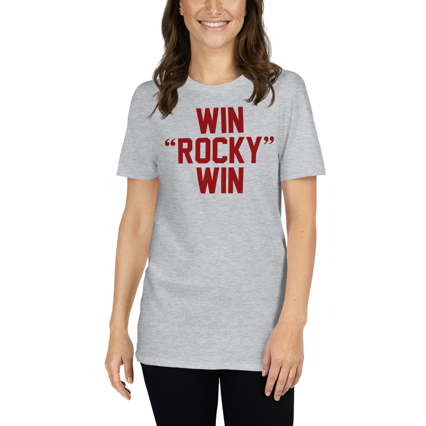 mujer con camiseta win rocky win boxeo gris