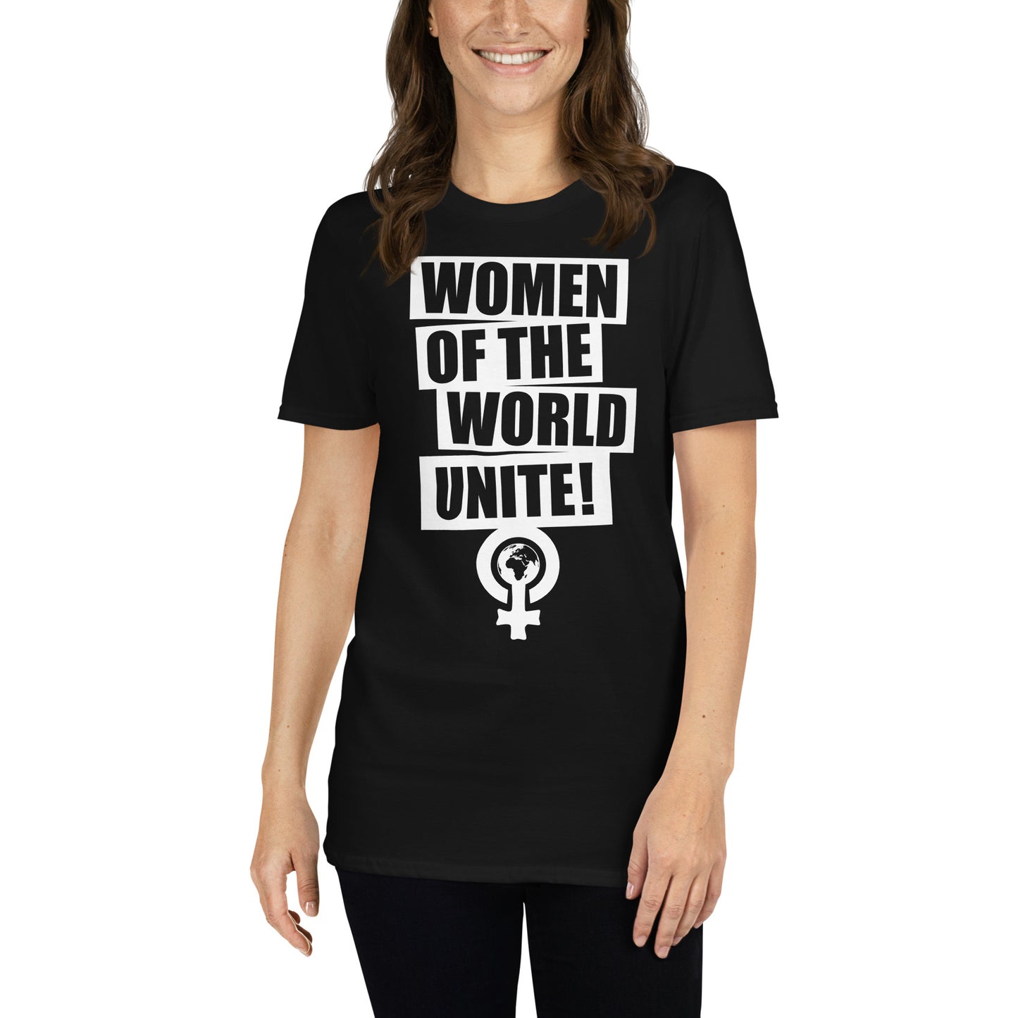 mujer con camiseta women of the world unite negra