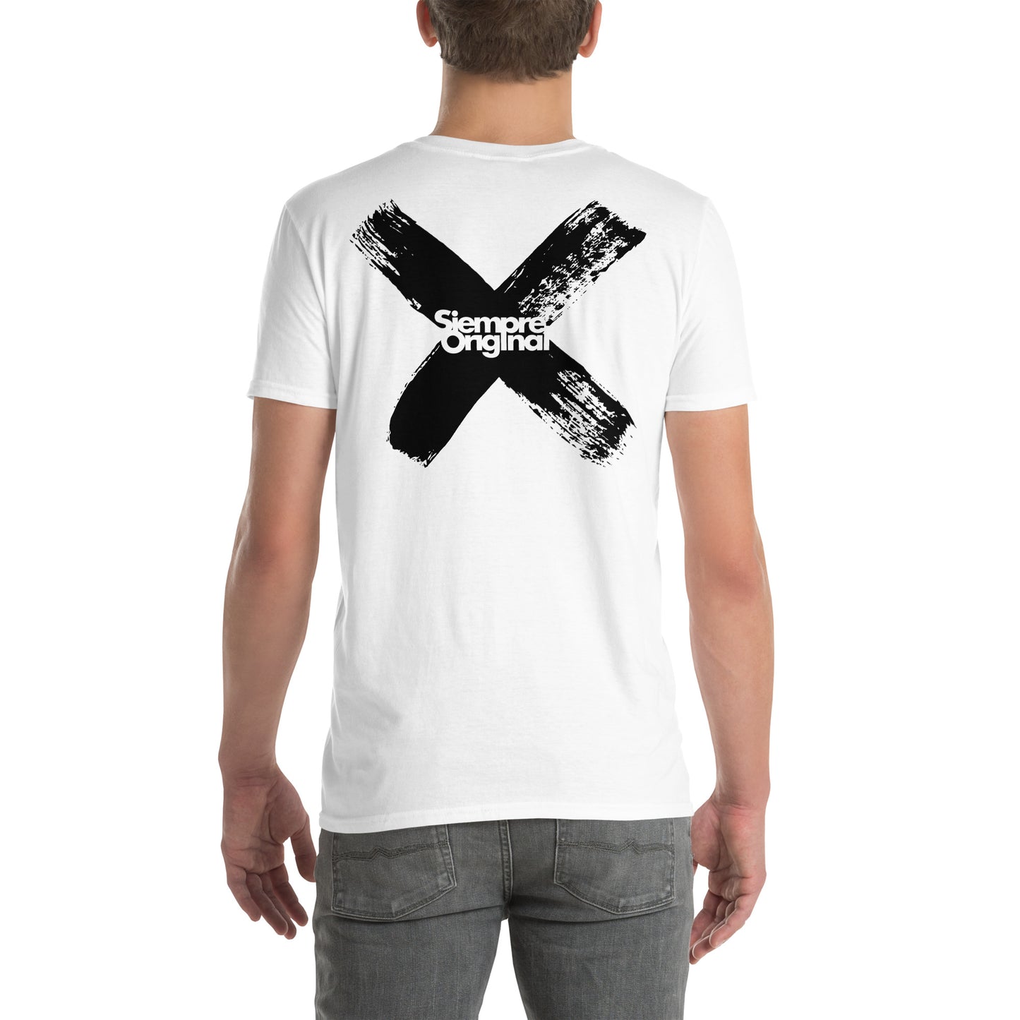 hombre con camiseta x espalda blanca
