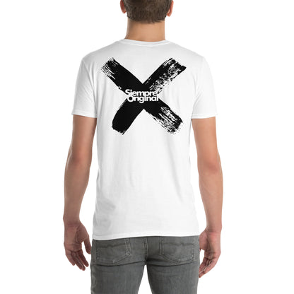 hombre con camiseta x espalda blanca