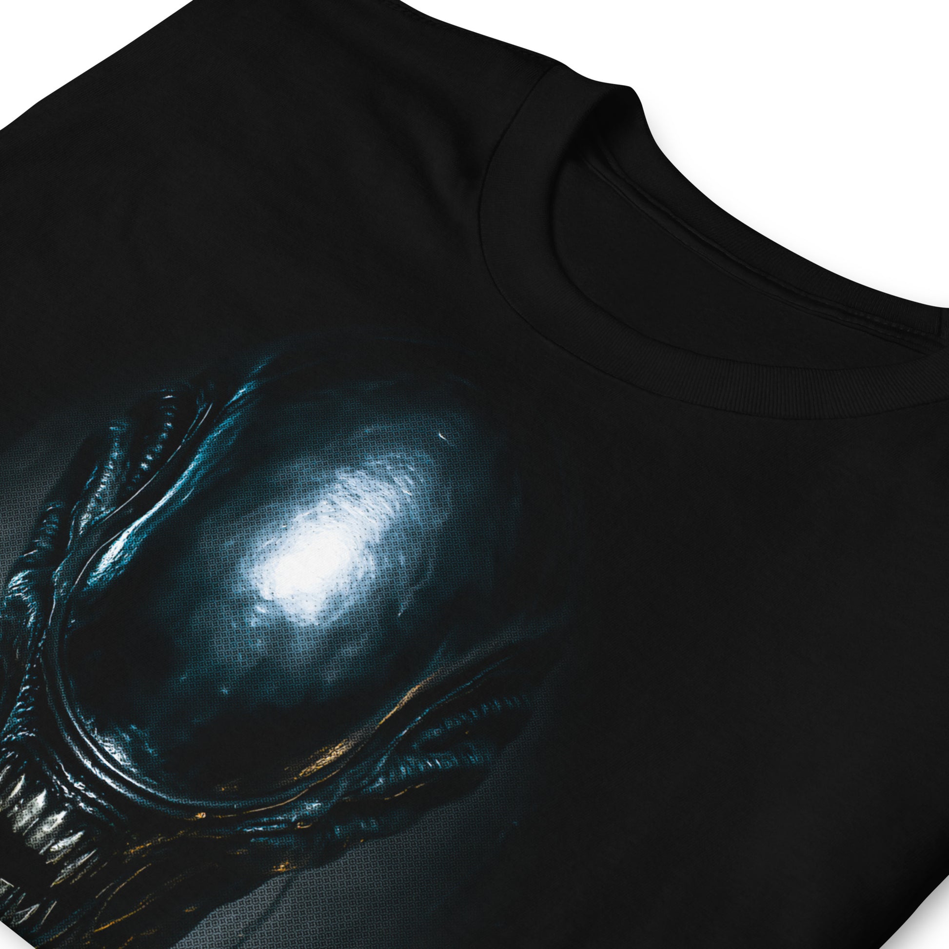 detalle de camiseta xenomorfo alien negra