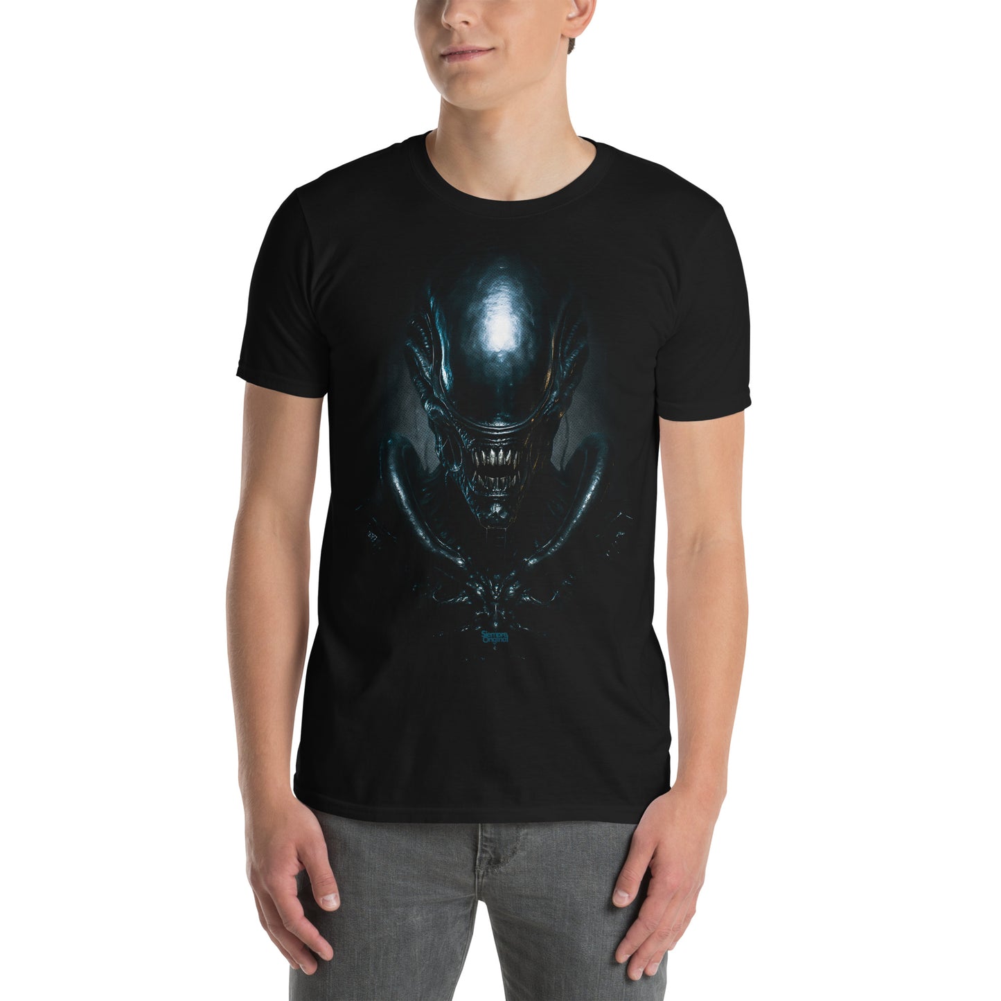 hombre con camiseta xenomorfo alien negra