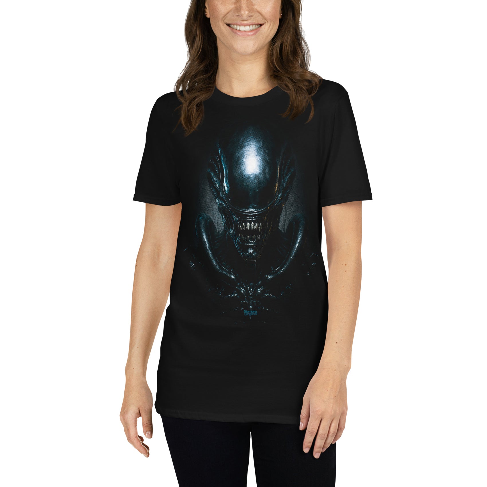 mujer con camiseta xenomorfo alien negra