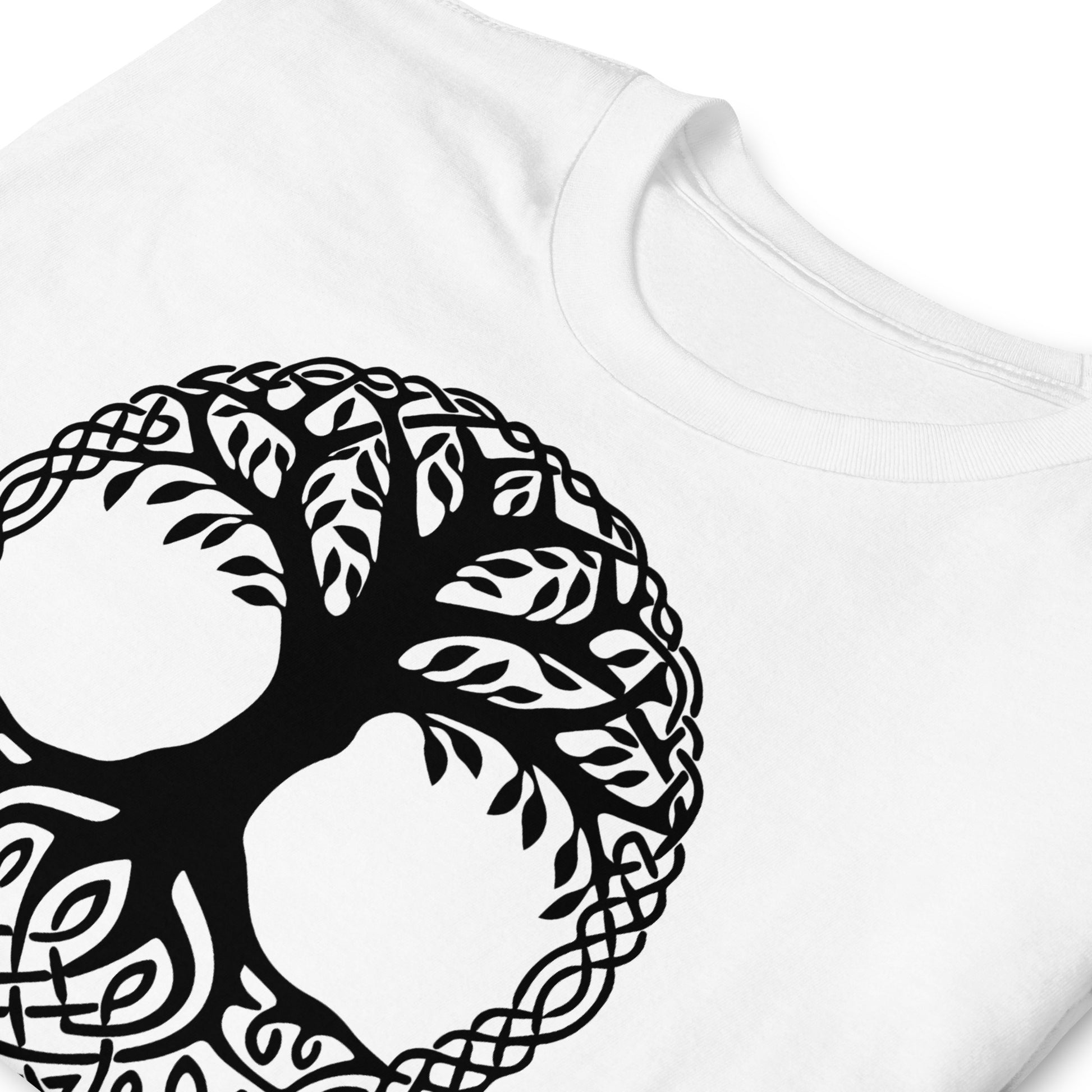 detalle de camiseta yggdrasil arbol de la vida blanca