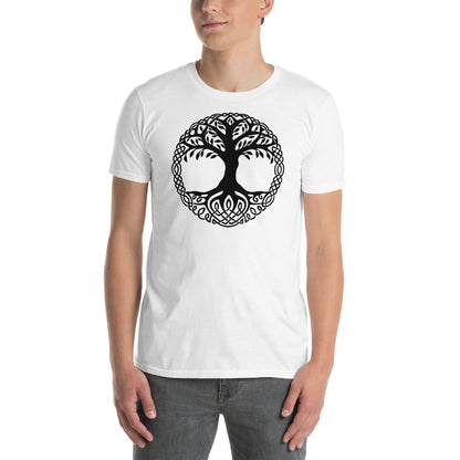 hombre con camiseta yggdrasil arbol de la vida blanca