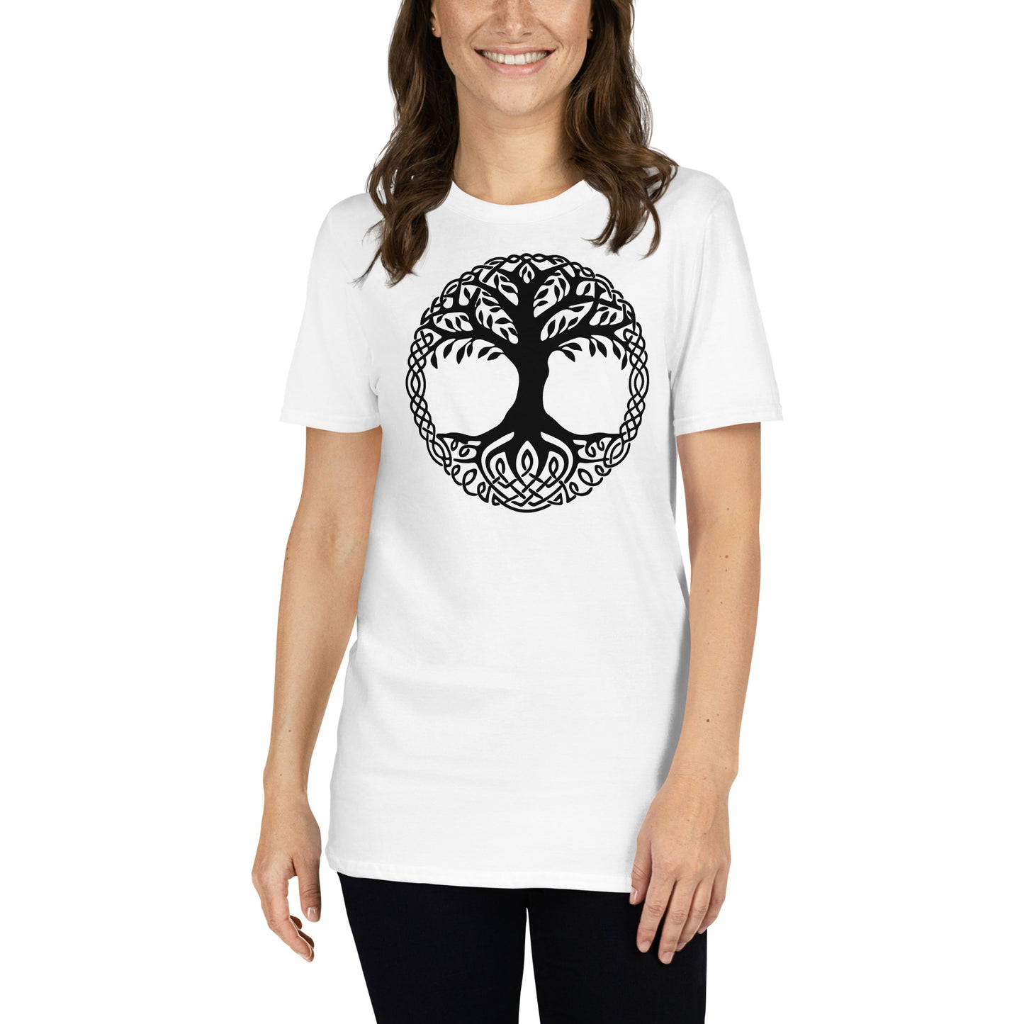 mujer con camiseta yggdrasil arbol de la vida blanca