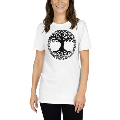 mujer con camiseta yggdrasil arbol de la vida blanca