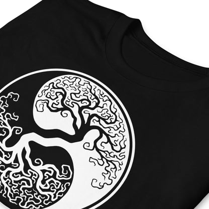 detalle de camiseta yggdrasil vikingo arbol de la vida negra