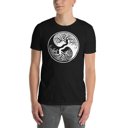 hombre con camiseta yggdrasil vikingo arbol de la vida negra