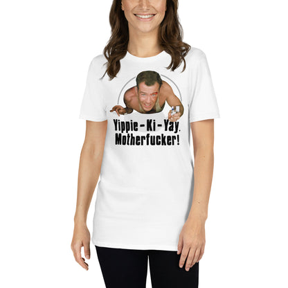 mujer con camiseta yippie ki yay la jungla de cristal blanca