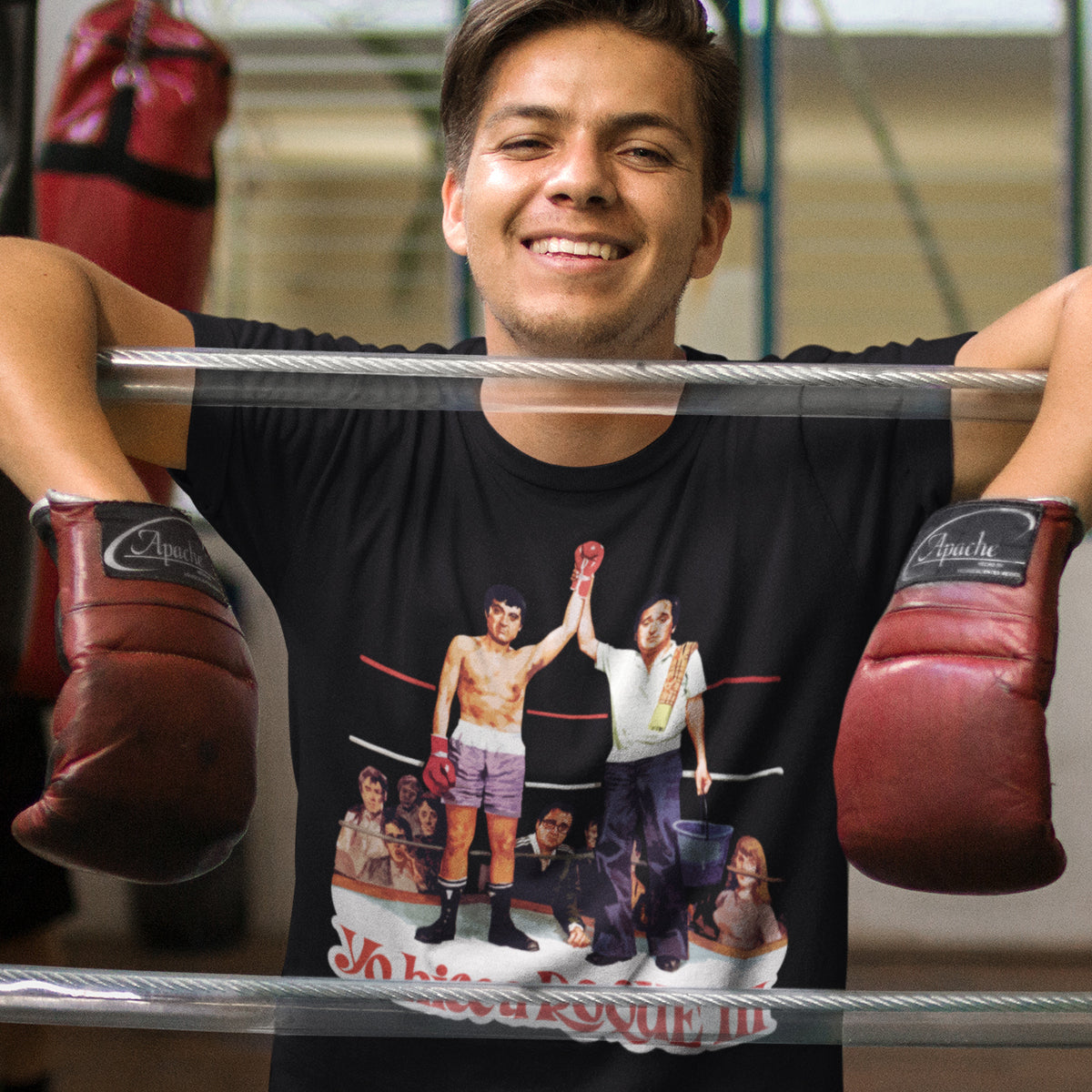 hombre con camiseta yo hice a roque iii tercero andres pajares fernando esteso en color negro