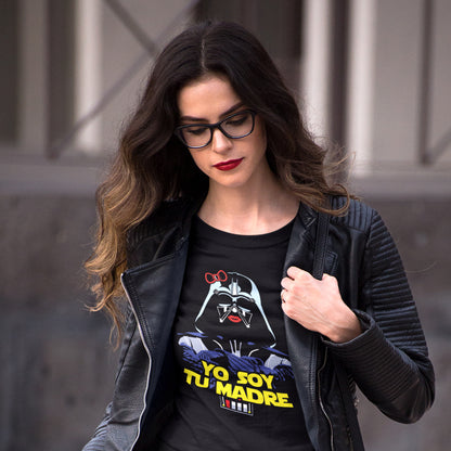 mujer con camiseta yo soy tu madre en color negro