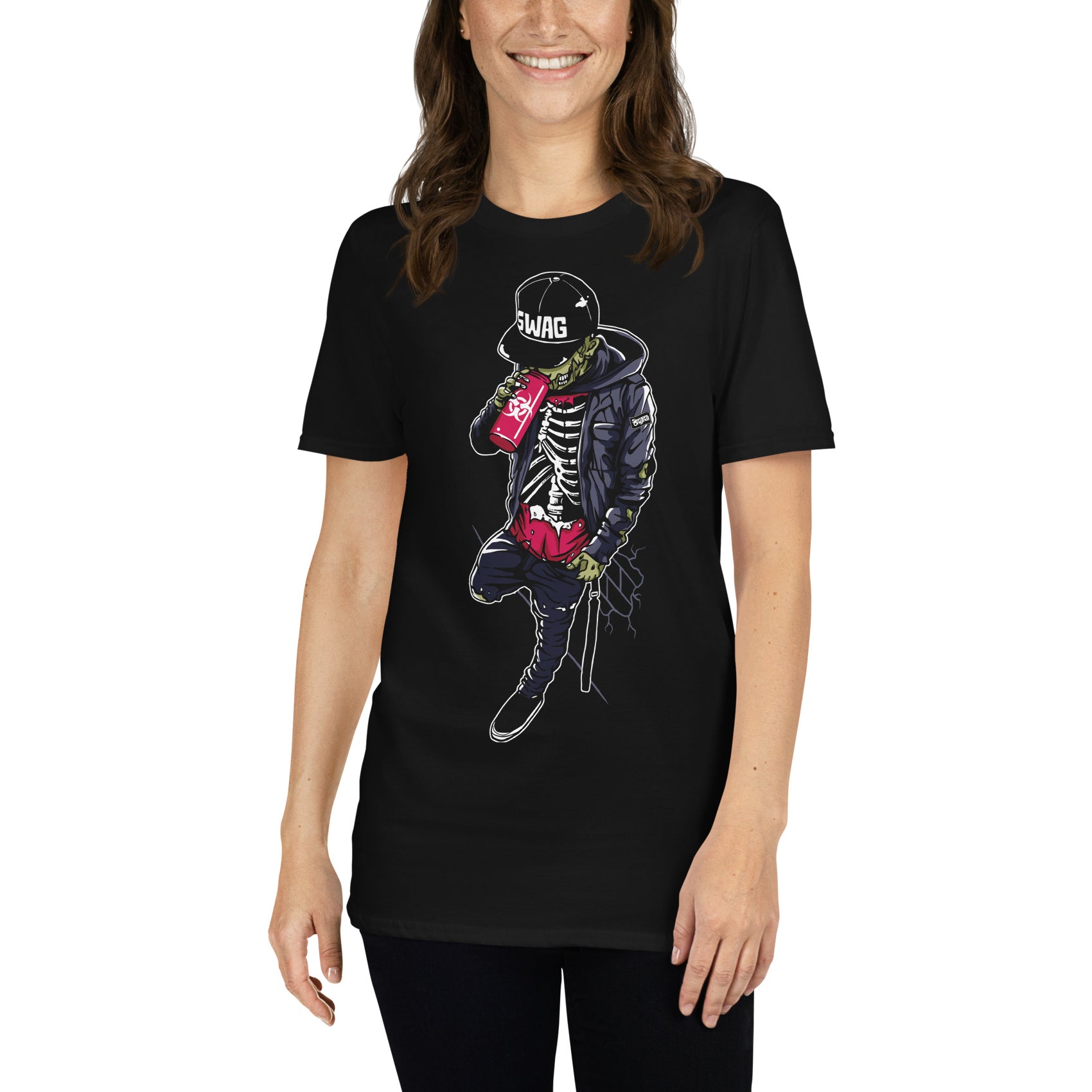 mujer con camiseta zombie hip hop negra