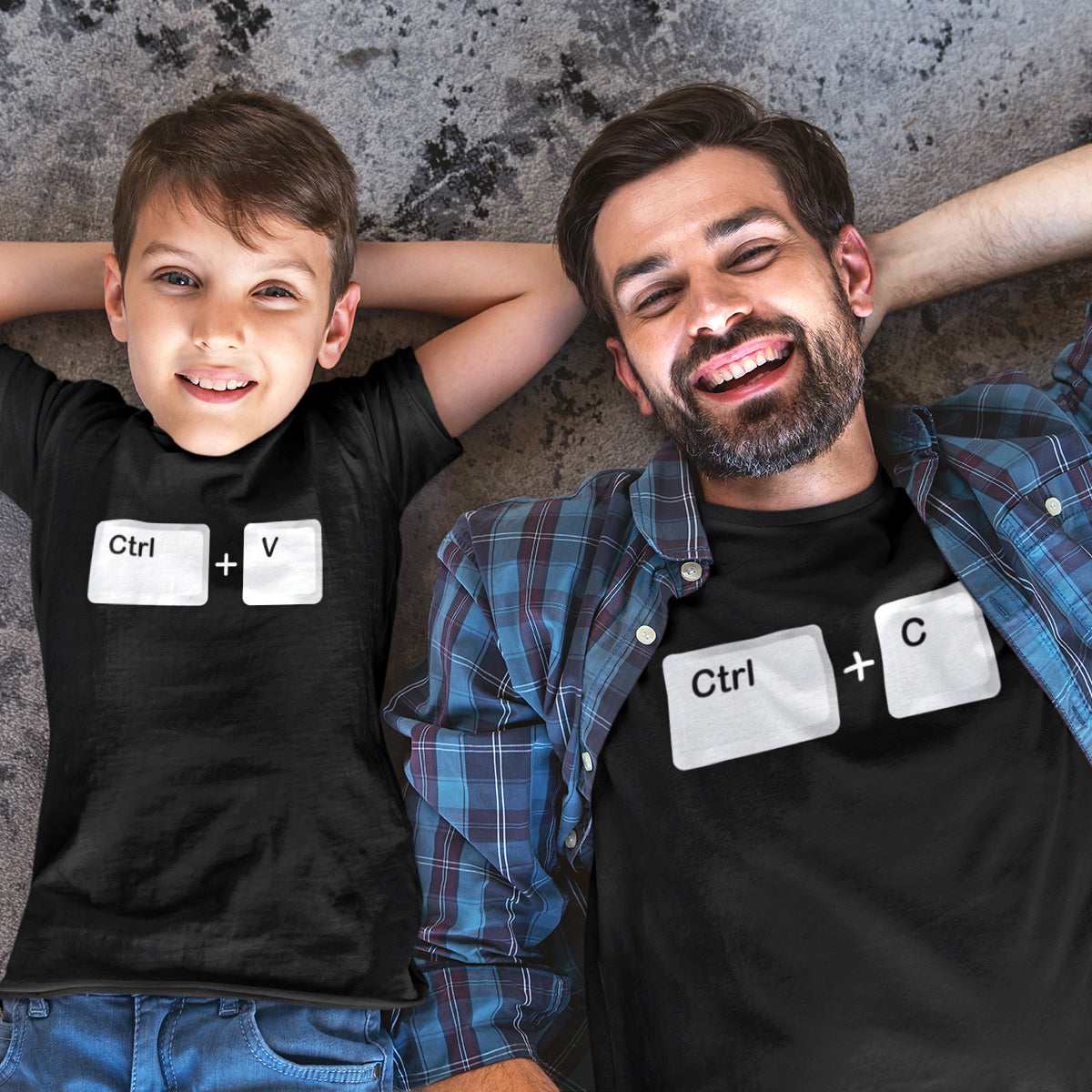 padre e hijo con camisetas ctrl c y ctrl v en color negro