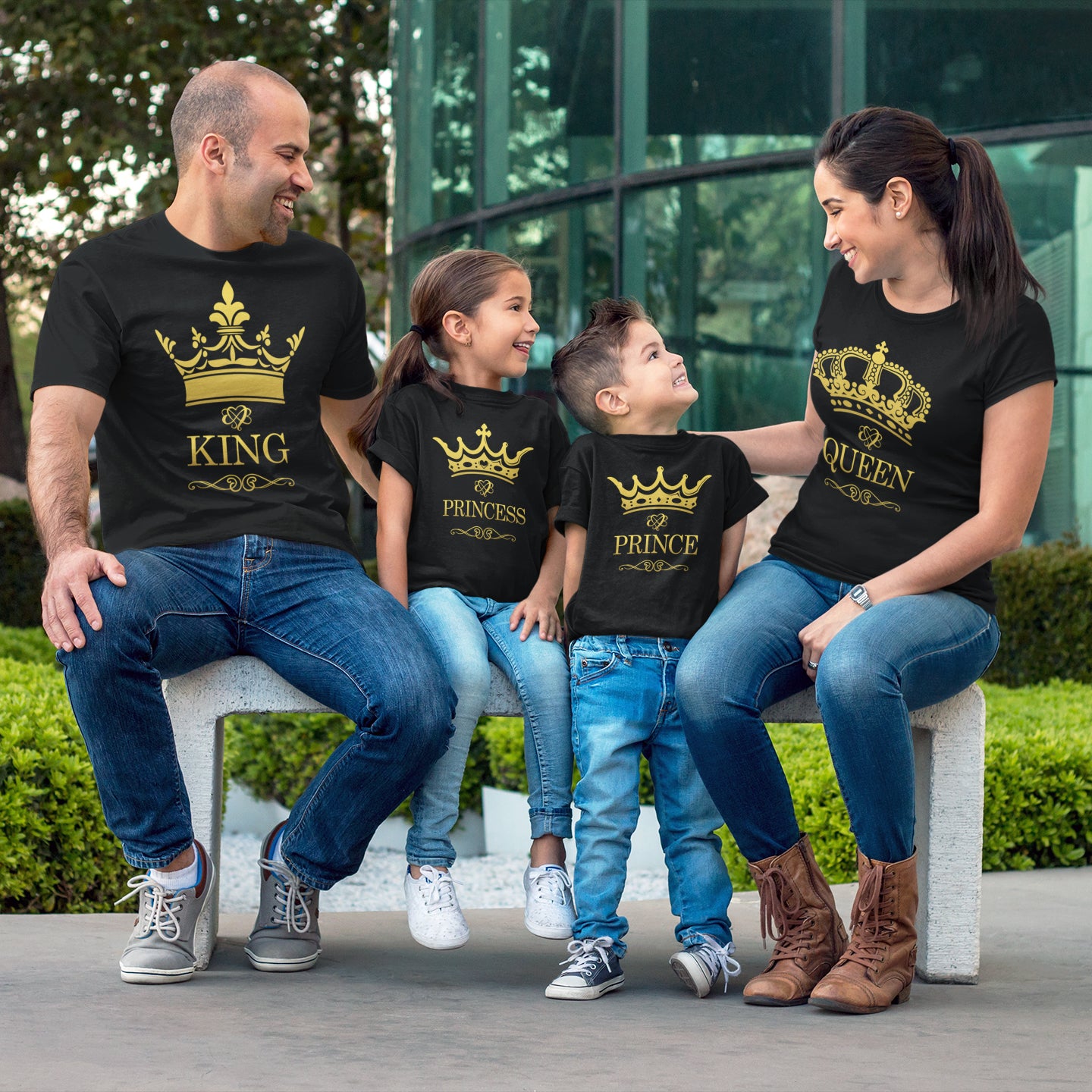 padre madre hijo e hija con camisetas king queen prince princess en color negro