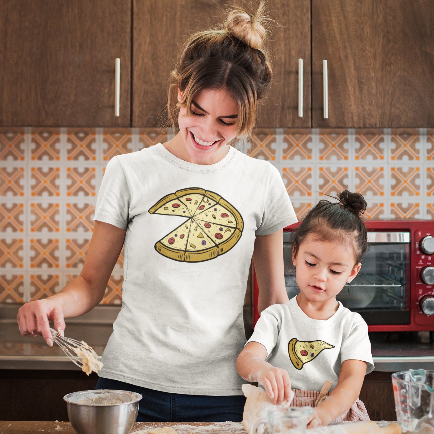 madre e hija con camisetas pizza y porcion de pizza en color blanco