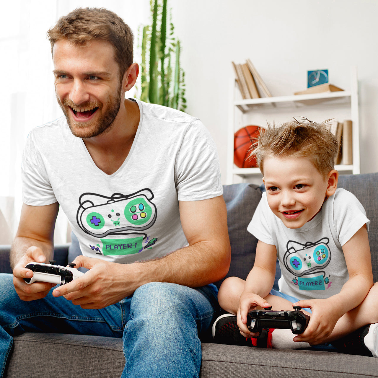 padre e hijo con camisetas player 1 y player 2 en color blanco