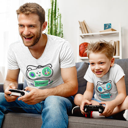 padre e hijo con camisetas player 1 y player 2 en color blanco