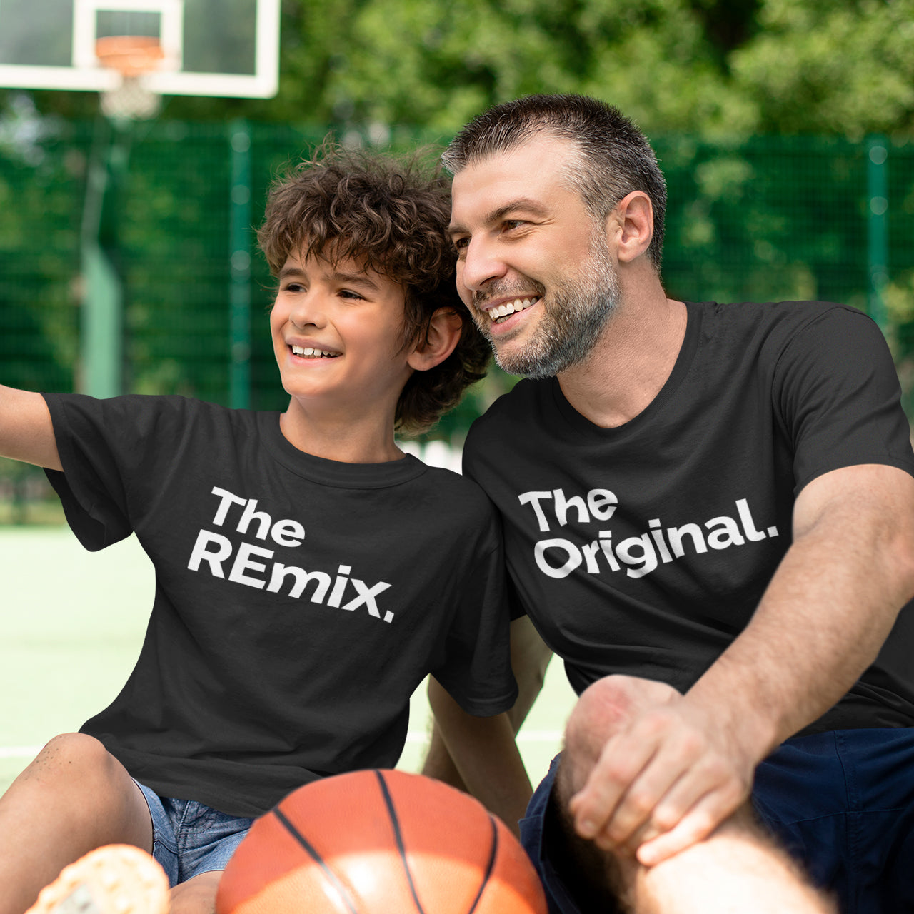 padre e hijo con camisetas the original y the remix en color negro