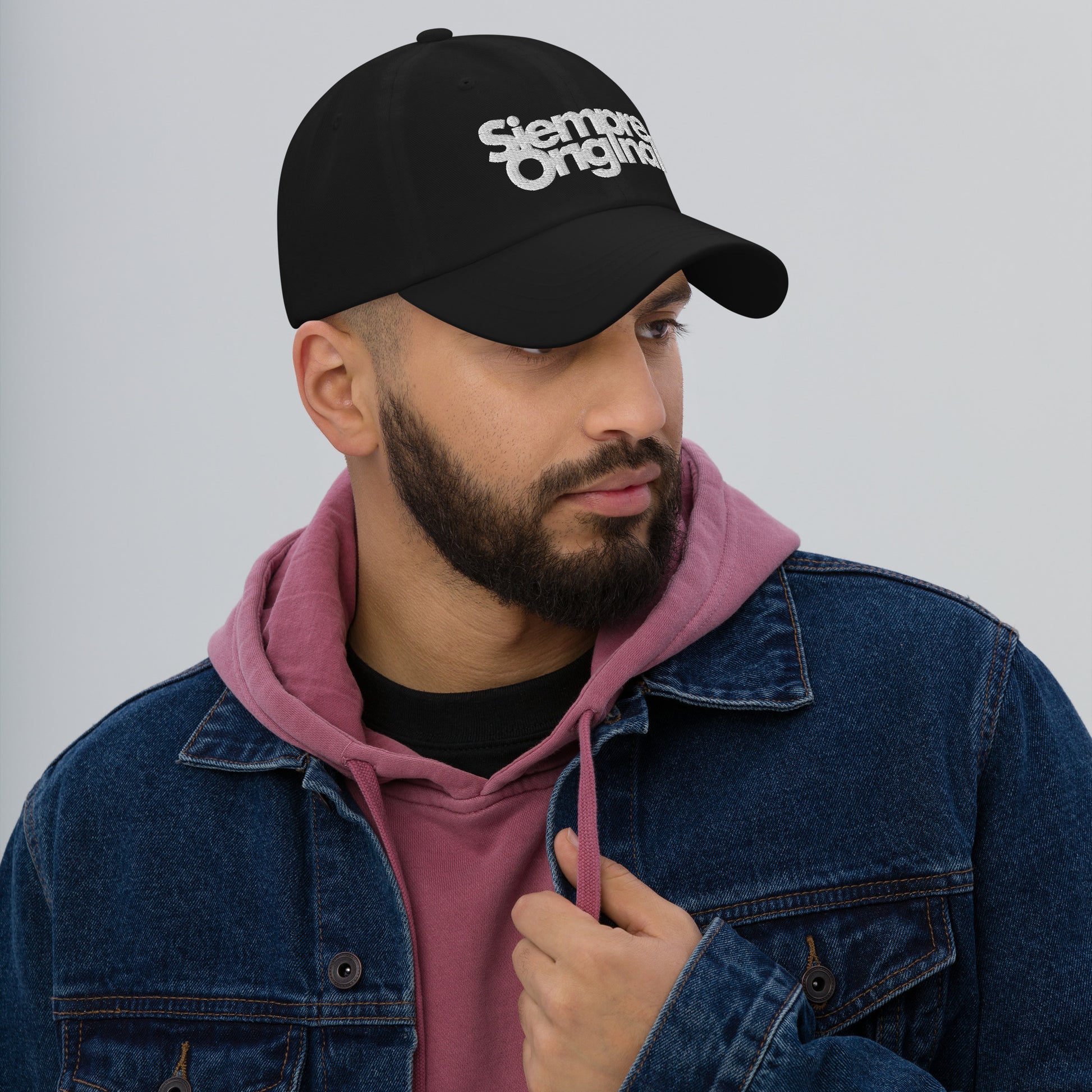 Chico con Gorra de Béisbol con logo Siempre Original bordado. Color Negro.