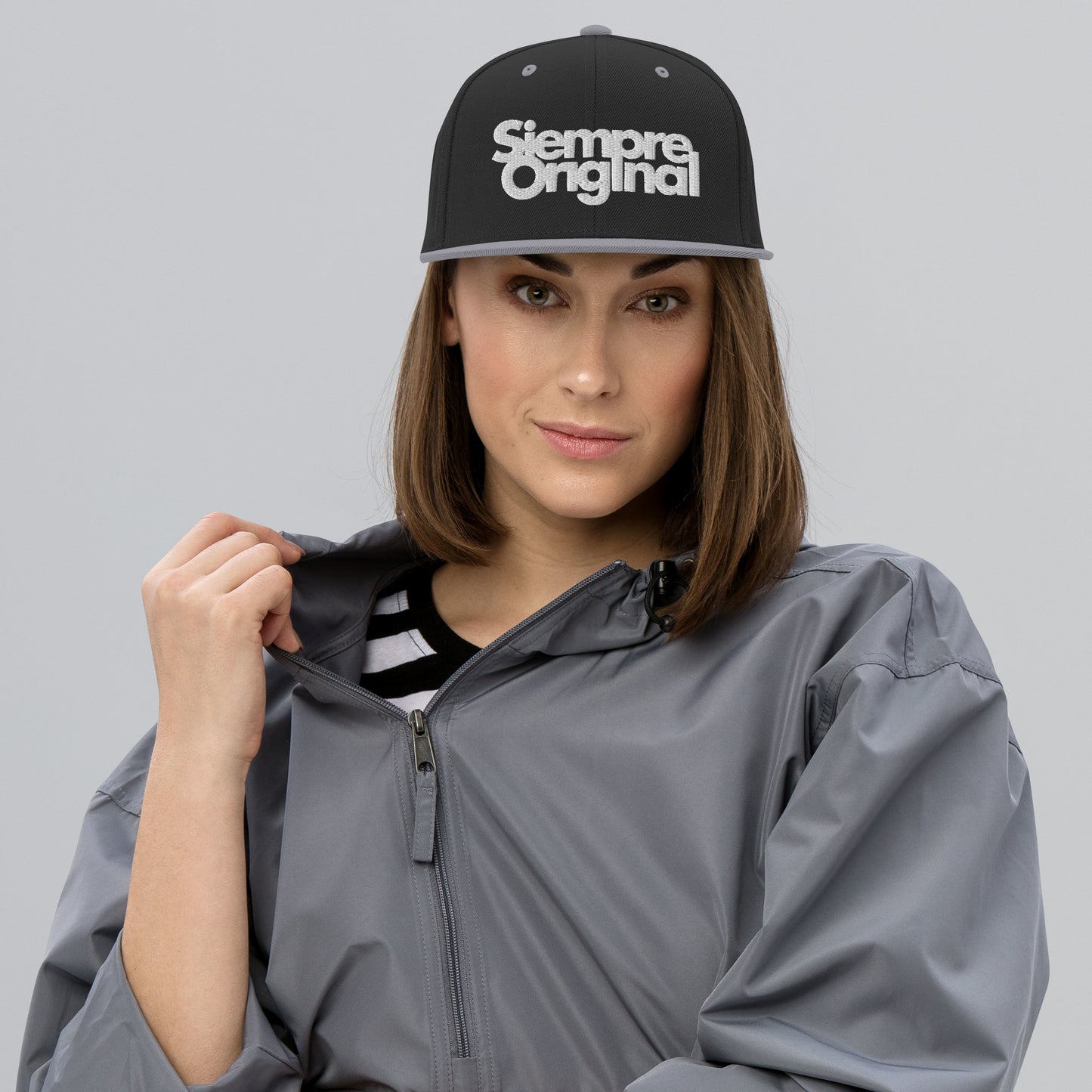 Chica con Gorra Snapback con logo Siempre Original bordado. Color Negro y Gris.
