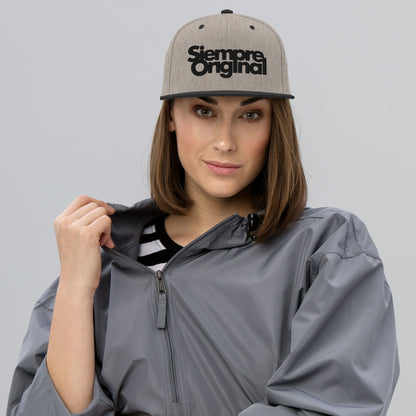 Chica con Gorra Snapback con logo Siempre Original bordado. Color Gris Jaspeado y Negro.