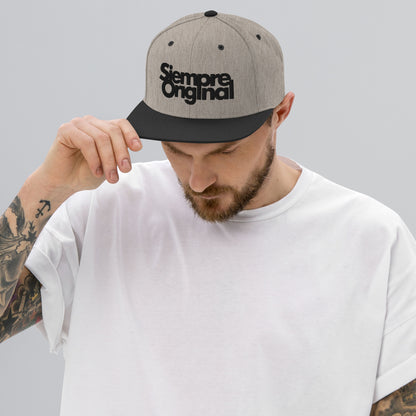 Chico con Gorra Snapback con logo Siempre Original bordado. Color Gris Jaspeado y Negro.