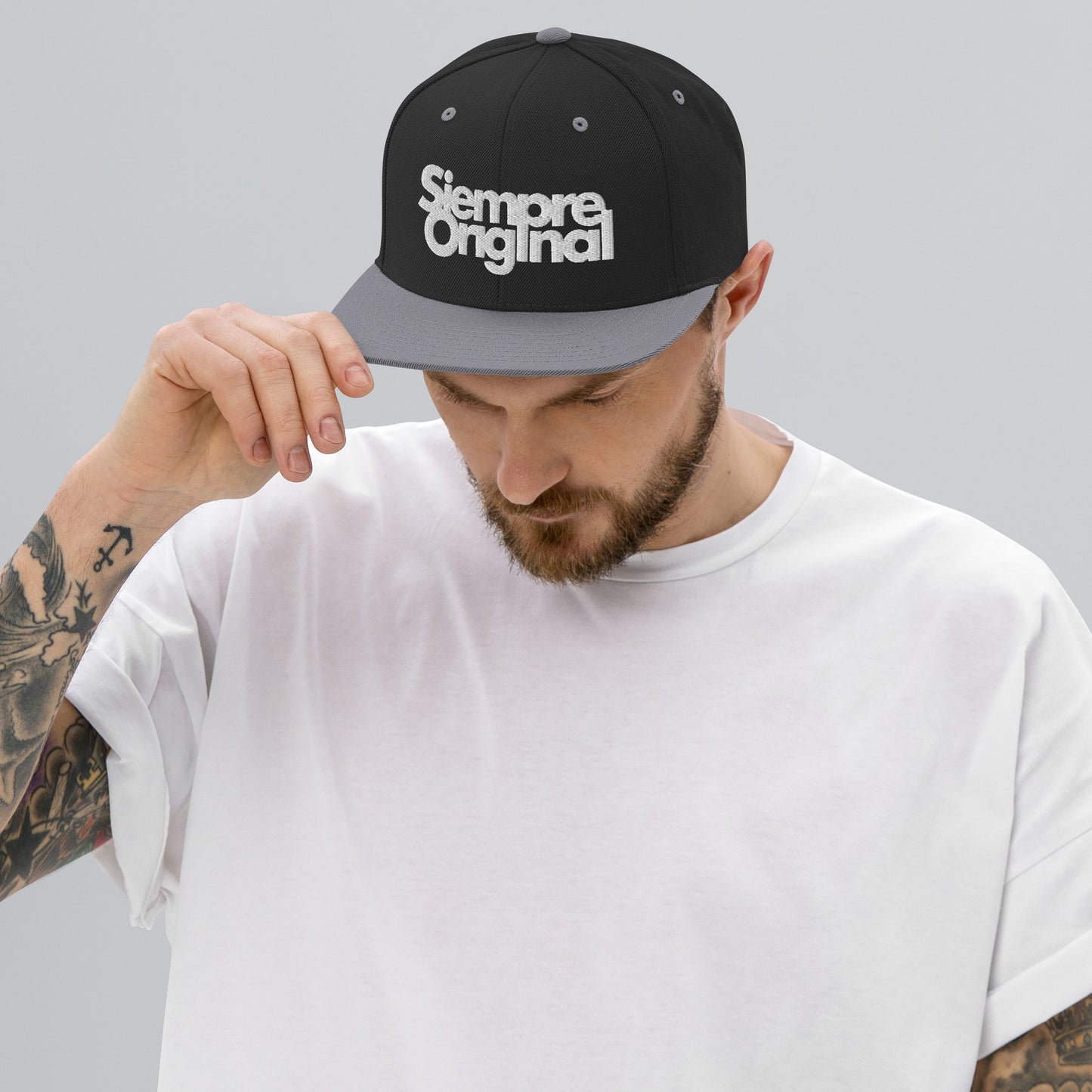 hombre con gorra snapback con logo siempre original negra y gris