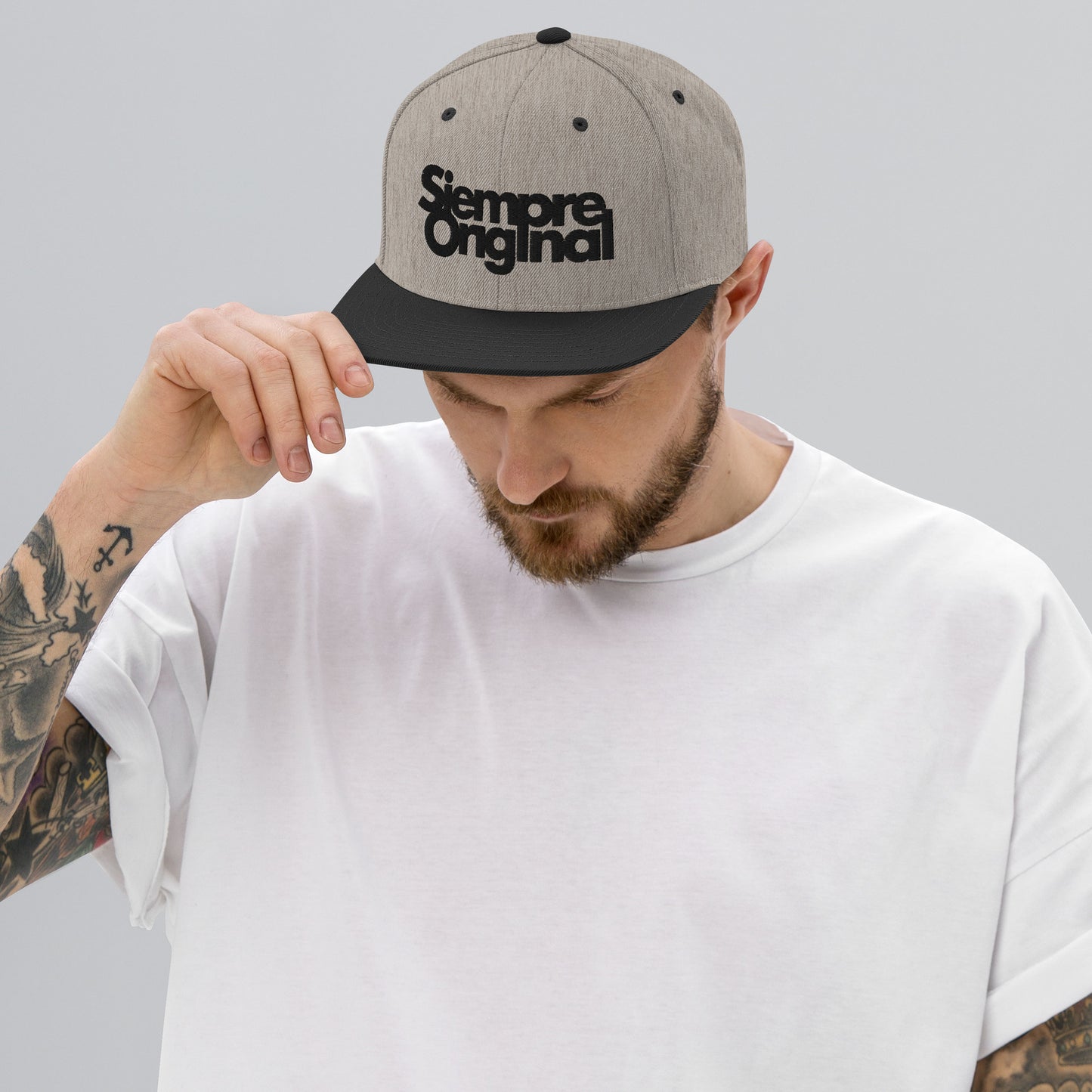 hombre con gorra snapback siempre original gris jaspeado negra