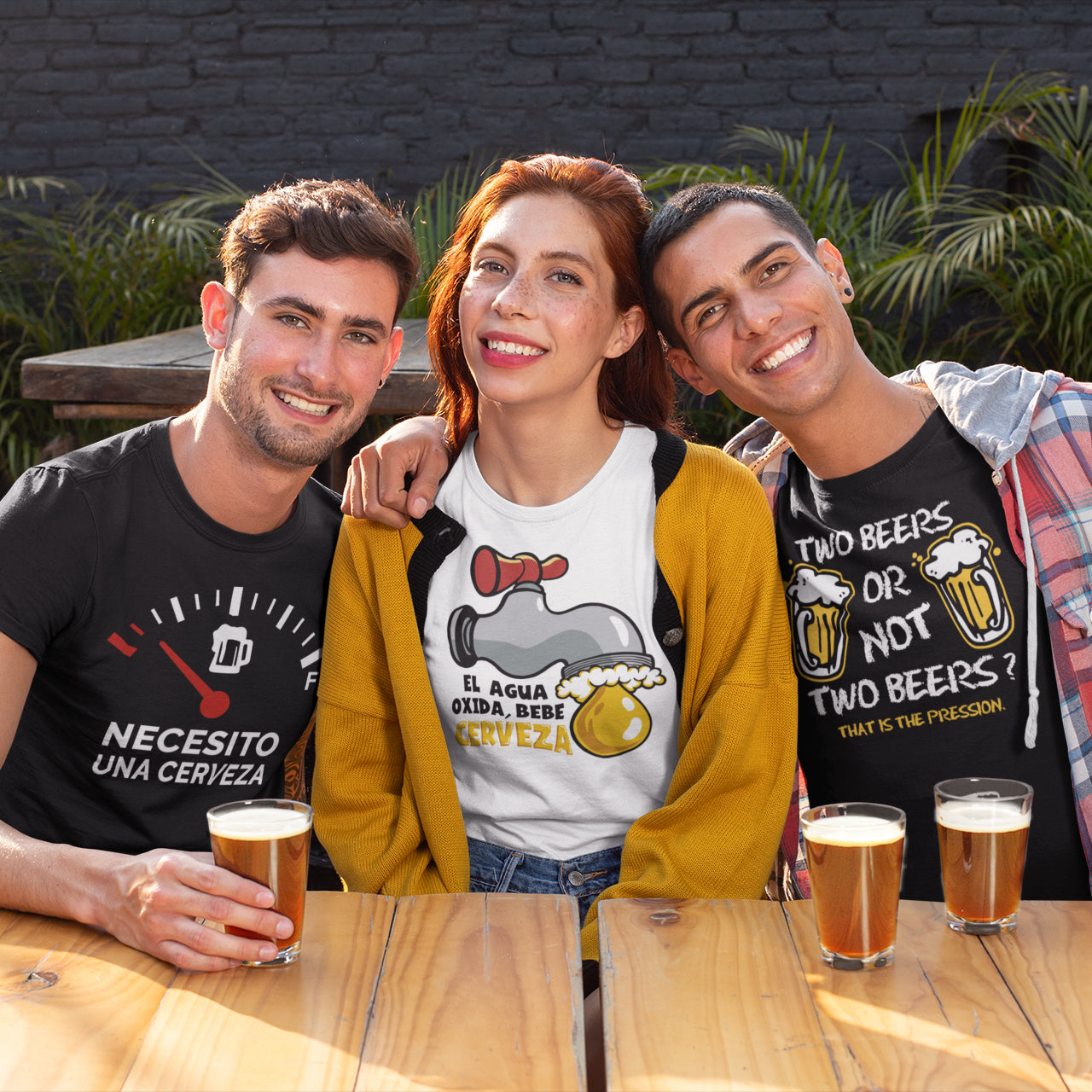 Jóvenes bebiendo cerveza con camisetas de cerveza