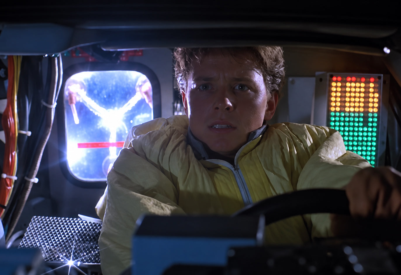 Marty McFly en el DeLorean con el condensador de fluzo detrás