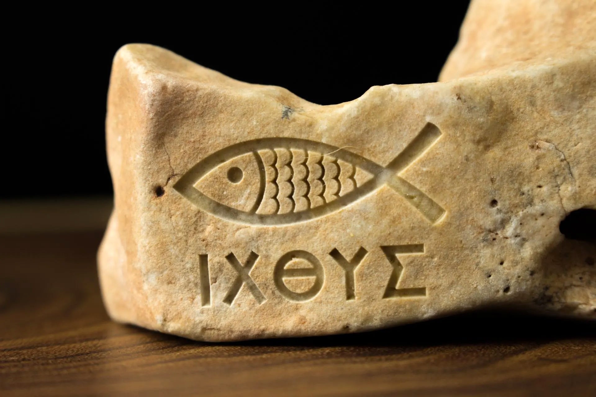 Símbolo Ichthys del pez cristiano grabado en piedra
