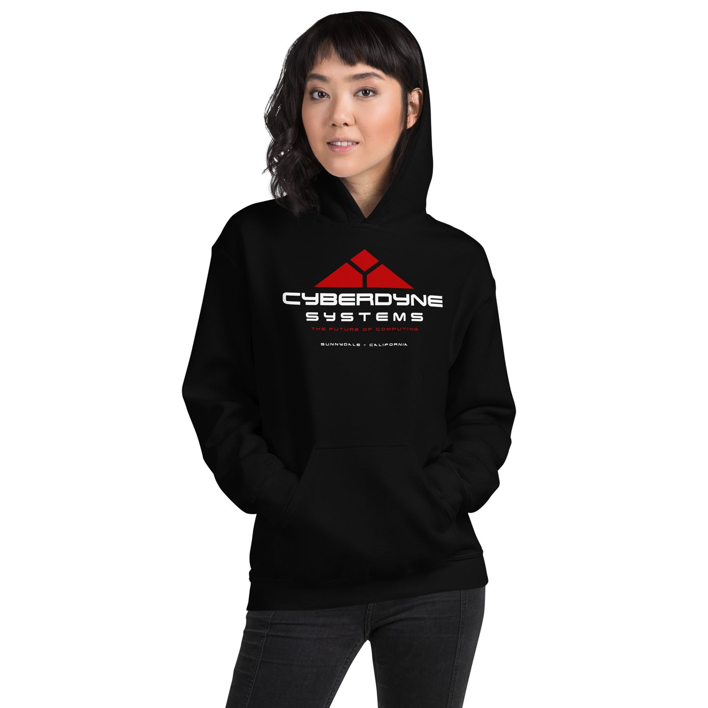 mujer con sudadera con capucha de cyberdyne systems de terminator en color negro