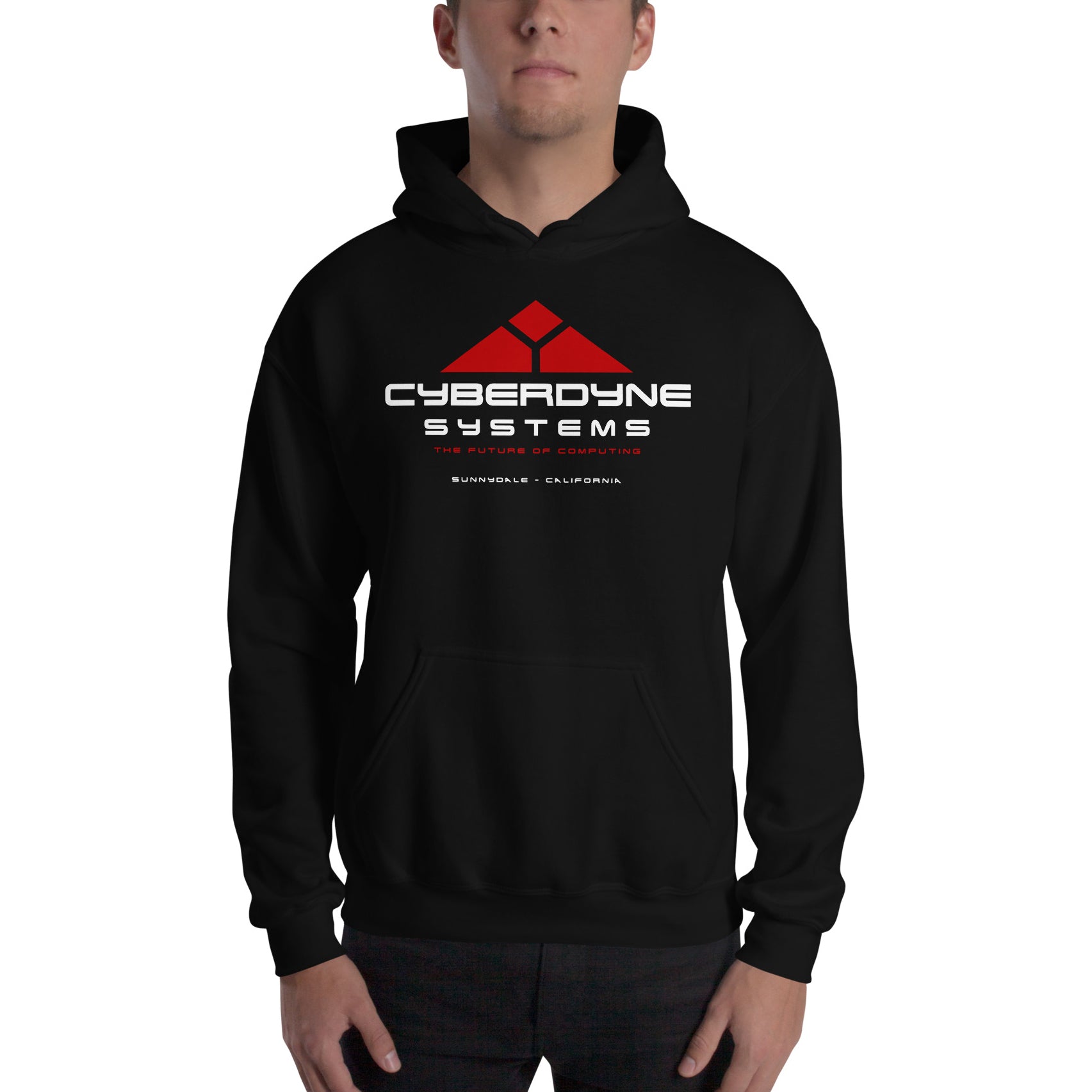 hombre con sudadera con capucha de cyberdyne systems de terminator en color negro