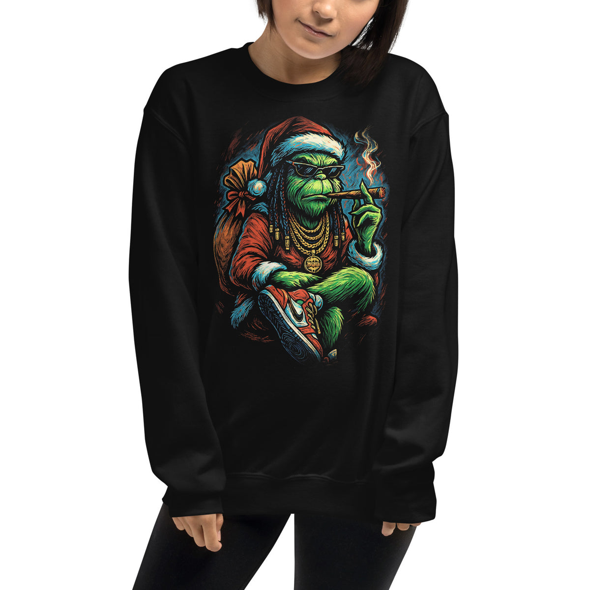 Mujer con sudadera negra Grinch Urbano con diseño navideño de estilo hip hop