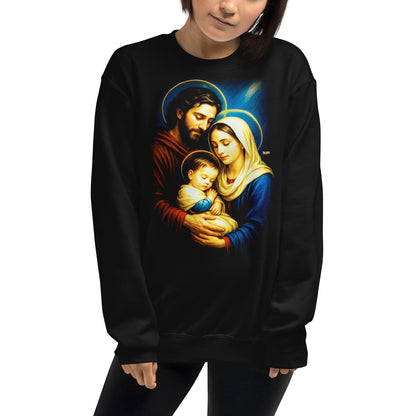 Mujer con sudadera negra con la Virgen María y San José sosteniendo al Niño Jesús dormido