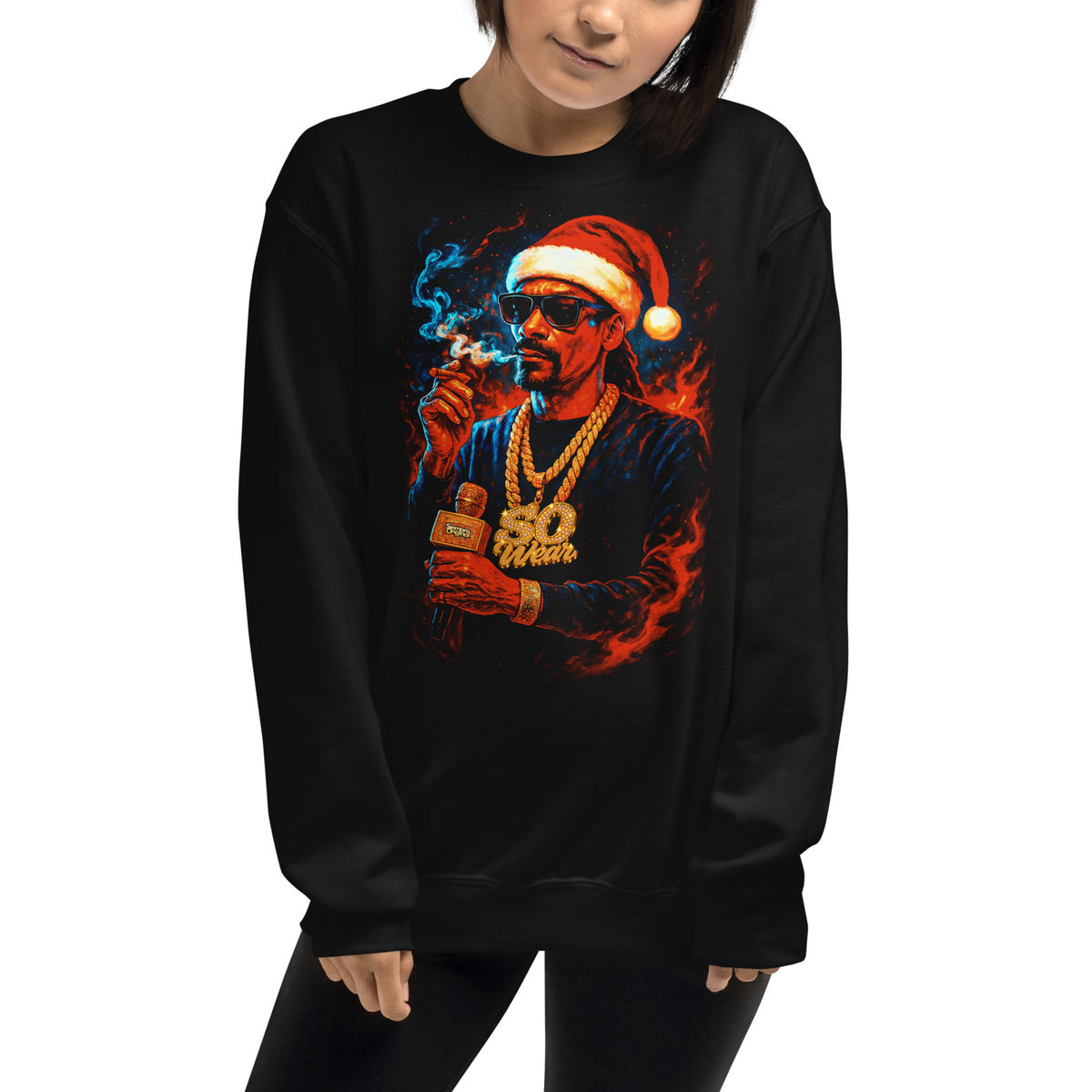 Mujer con sudadera negra navideña de Snoop Dogg con gorro de Papá Noel